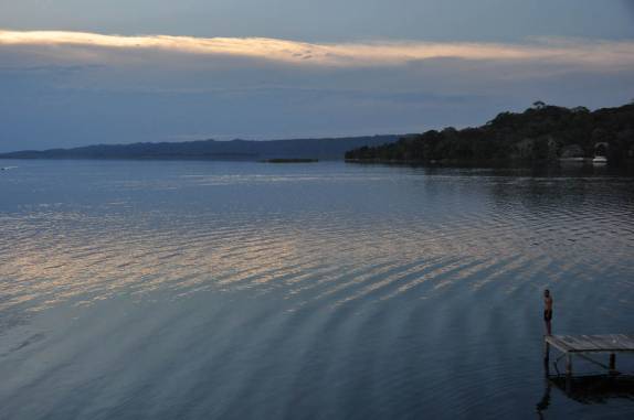 Pronto para um mergulho no fim de tarde, em Flores, na Guatemala